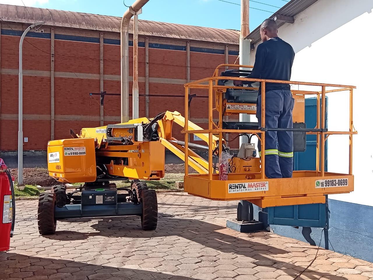 Manutenção e rebobinamento de motores elétricos com plataforma elevatória